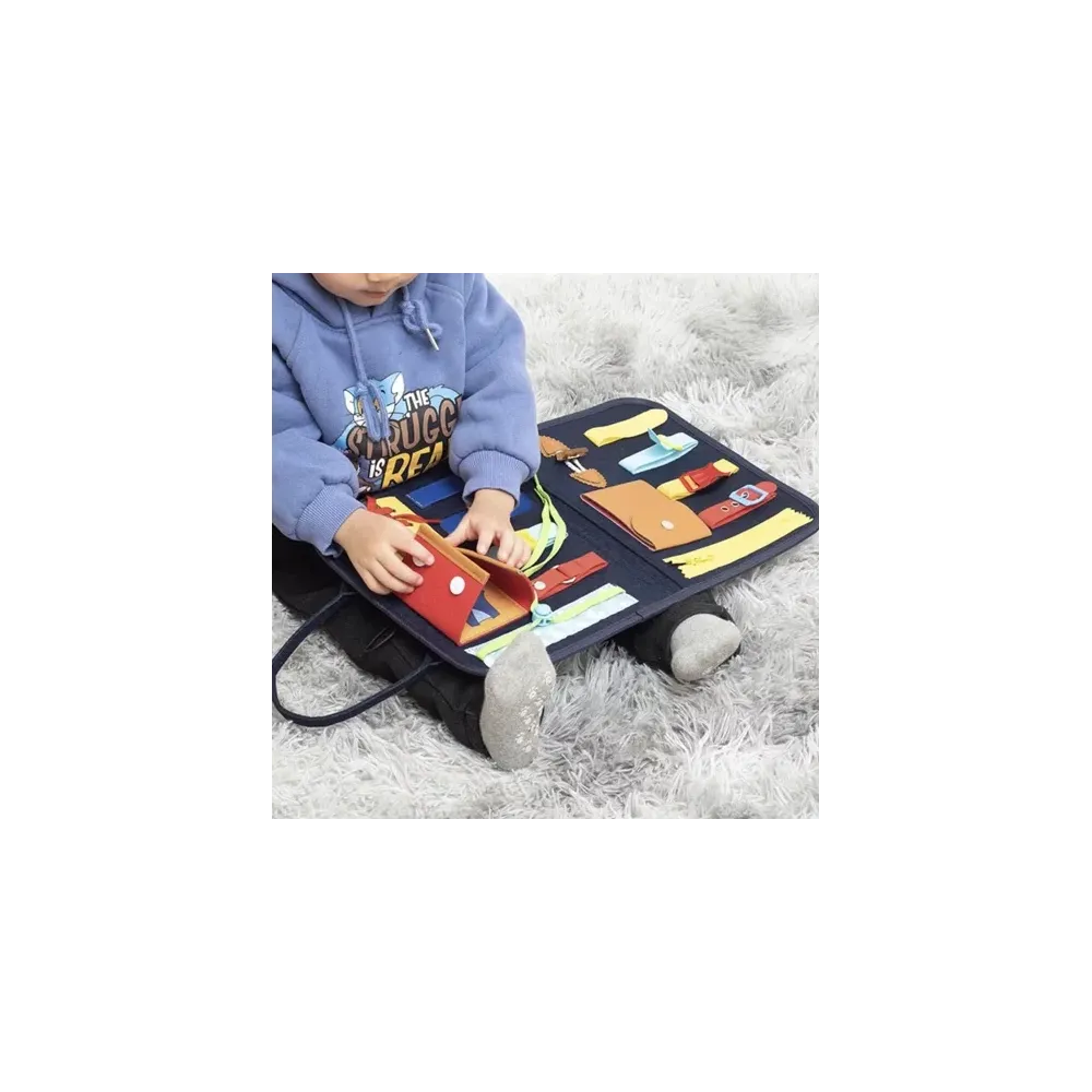 tablica z 14 elementami manipulacyjnymi w różnorodnych kolorach