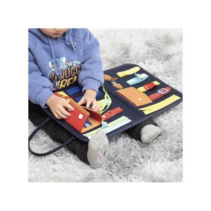 tablica z 14 elementami manipulacyjnymi w różnorodnych kolorach