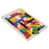 kompletna układanka z 40 klockami na tle jasnego stołu