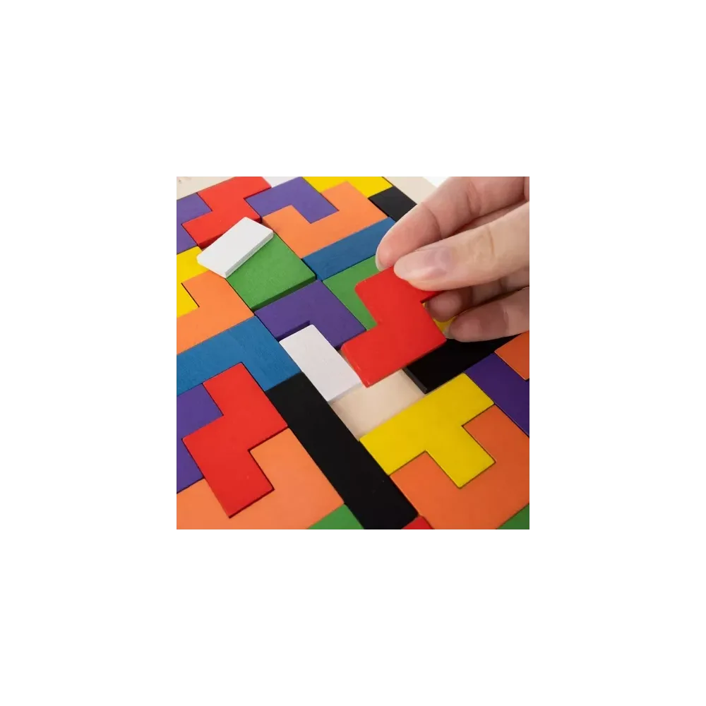 cały zestaw drewnianych puzzli w widoku bocznym