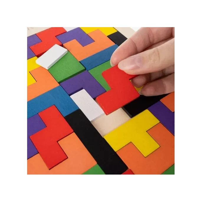 cały zestaw drewnianych puzzli w widoku bocznym