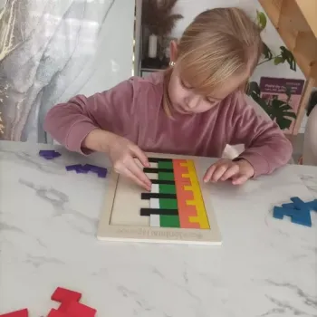 podstawka z kilkoma ułożonymi już klockami drewnianymi