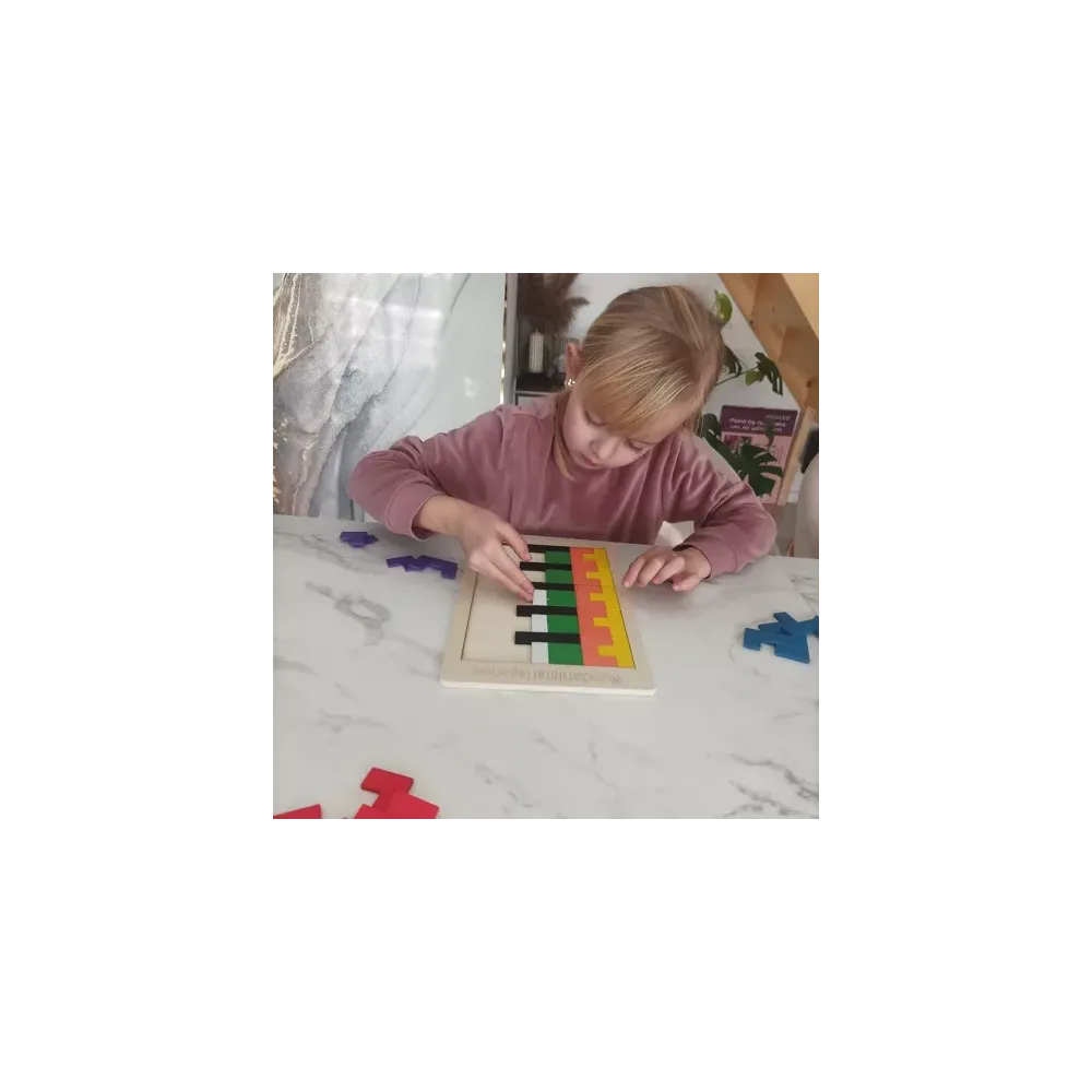 podstawka z kilkoma ułożonymi już klockami drewnianymi