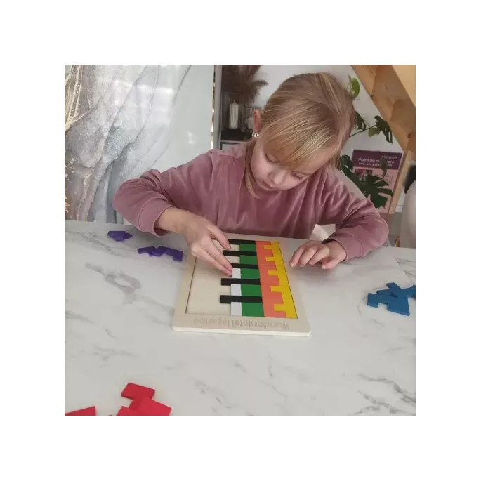 podstawka z kilkoma ułożonymi już klockami drewnianymi