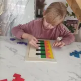 podstawka z kilkoma ułożonymi już klockami drewnianymi