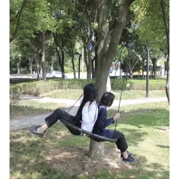 zbliżenie na piankową otoczkę metalowej ramy huśtawki