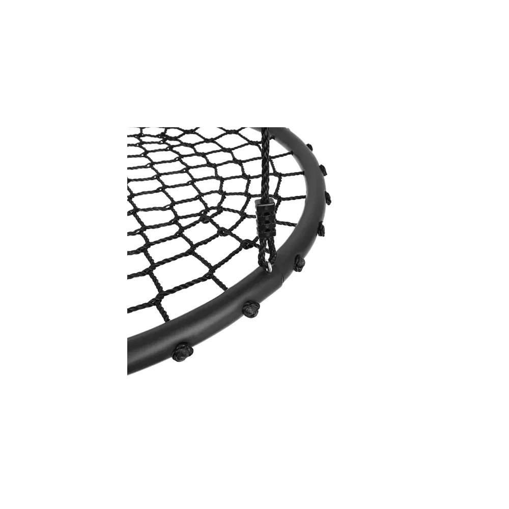 widok całej huśtawki bocianie gniazdo zawieszonej na drzewie