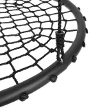 widok całej huśtawki bocianie gniazdo zawieszonej na drzewie