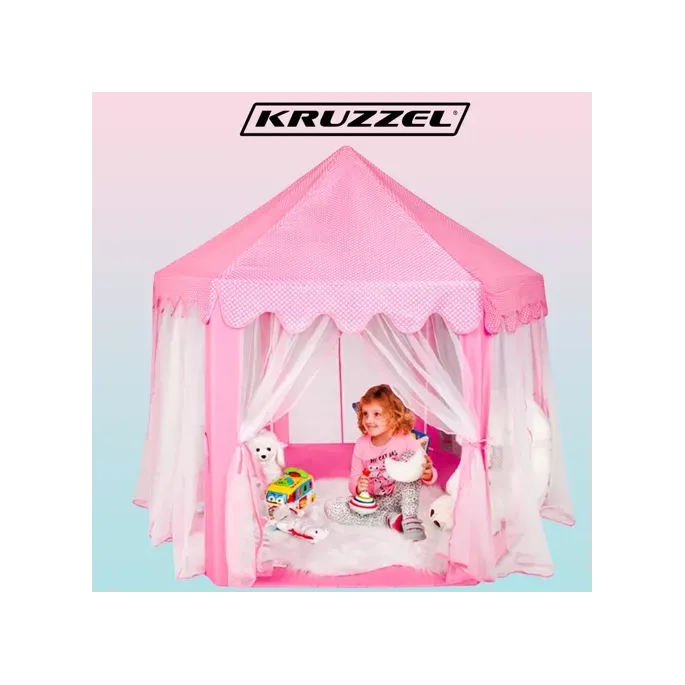 widok namiotu pałacu z daszkiem w kształcie ostrosłupa