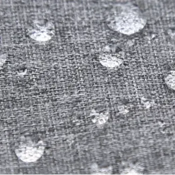 Szary daszek przeciwsłoneczny w aranżacji na wózku dziecięcym