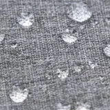 Szary daszek przeciwsłoneczny w aranżacji na wózku dziecięcym