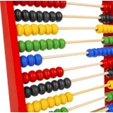 Kolorowe koraliki liczydła sfotografowane z boku, prezentujące ich liczbę