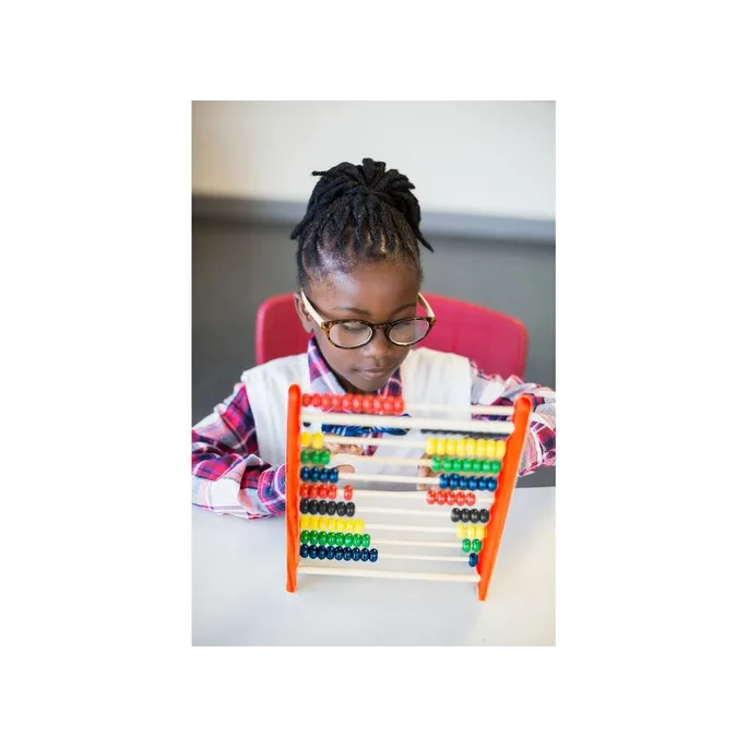 Zbliżenie na fragment kolorowych, zaokrąglonych koralików liczydła