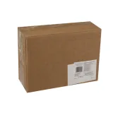 Pistolet na wodę w ogrodzie podczas zabawy