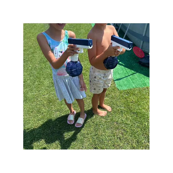 Zestaw: pistolet, dwa magazynki i kabel USB