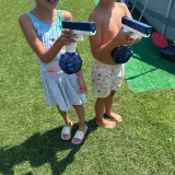 Zestaw: pistolet, dwa magazynki i kabel USB