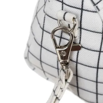 wnętrze piórnika z gumowymi uchwytami na przybory