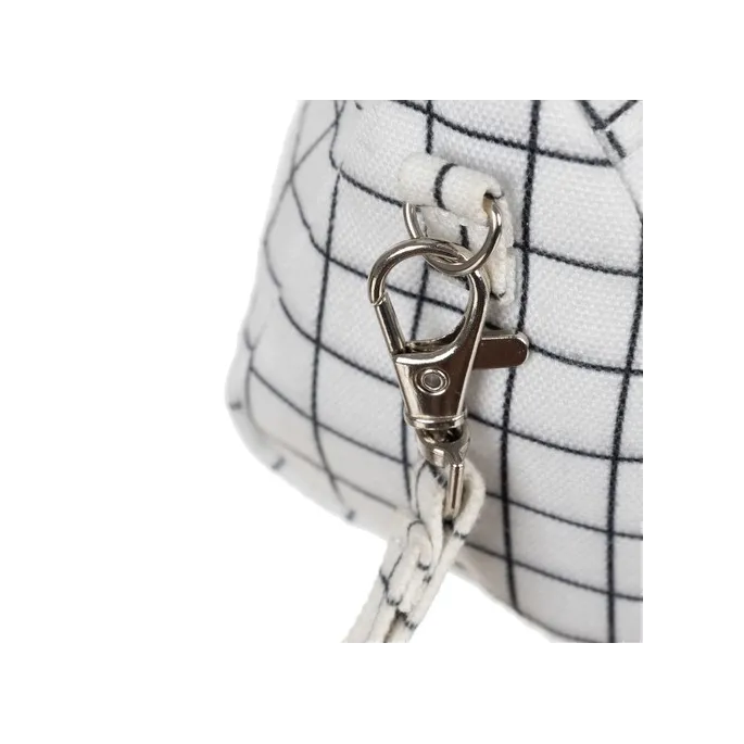 wnętrze piórnika z gumowymi uchwytami na przybory