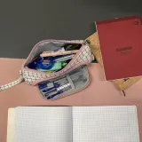 piórnik otwarty, prezentujący dwie komory