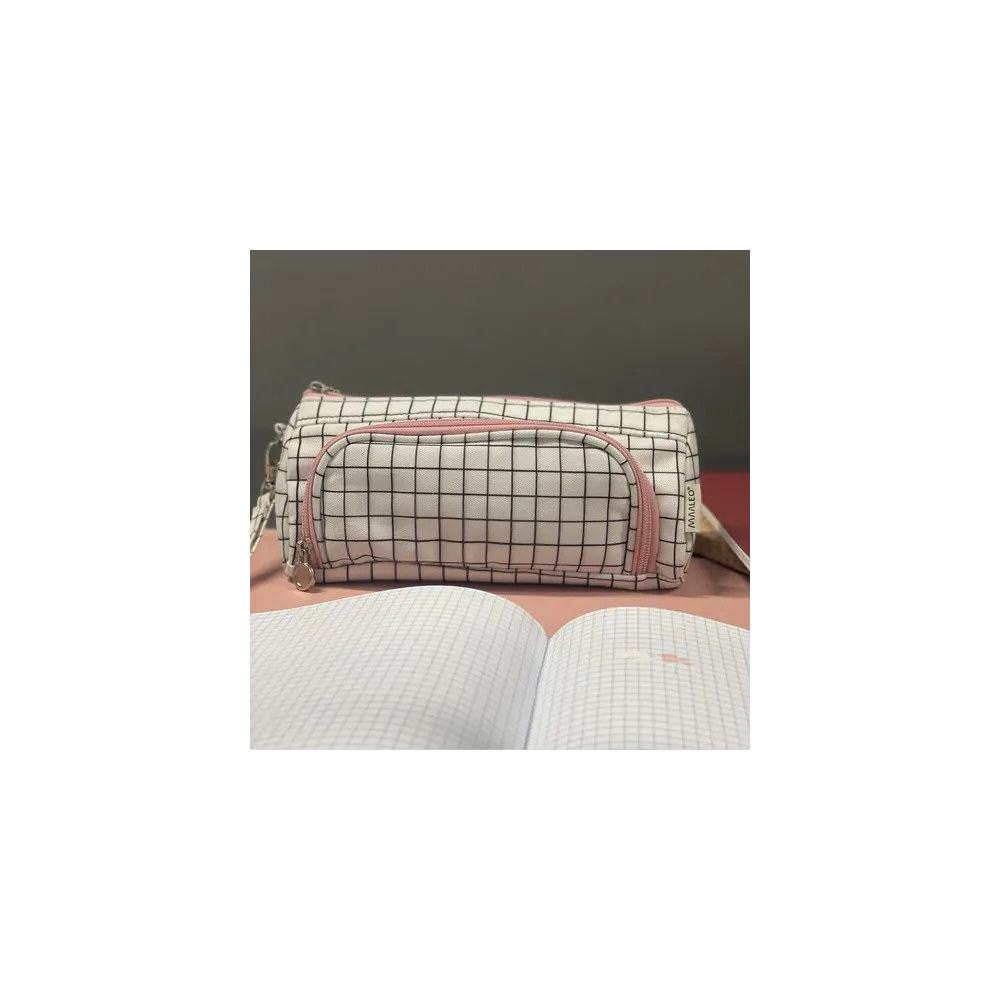 piórnik Maaleo 24509 na tle przyborów szkolnych