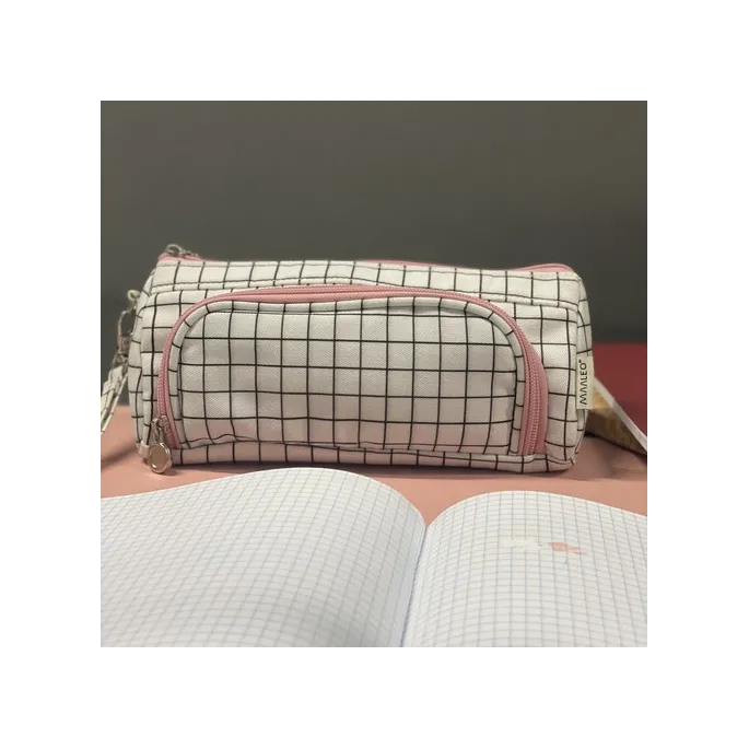 piórnik Maaleo 24509 na tle przyborów szkolnych