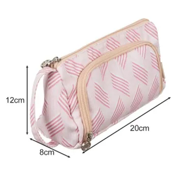 Zbliżenie na boczny uchwyt piórnika szkolnego