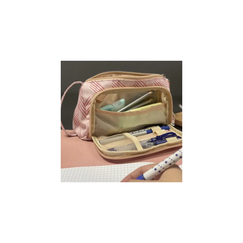 Piórnik z otwartą przednią klapką ukazującą gumowe uchwyty