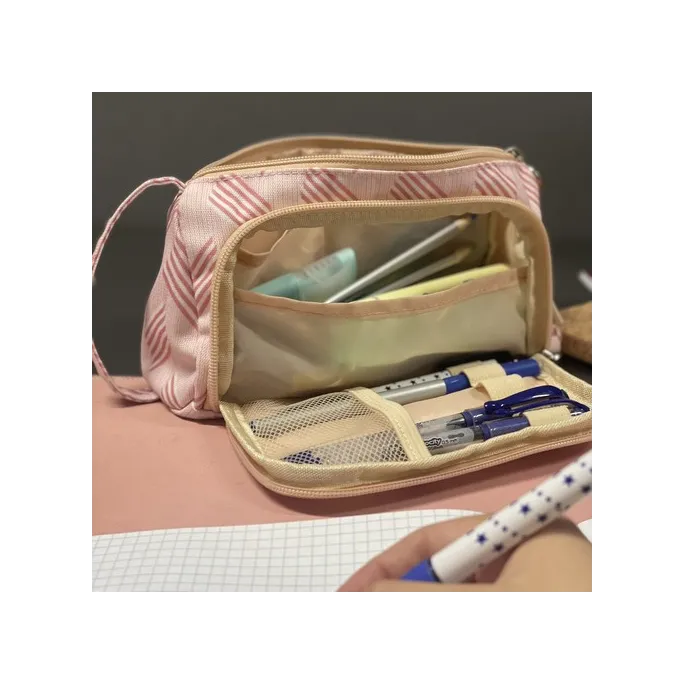 Piórnik z otwartą przednią klapką ukazującą gumowe uchwyty