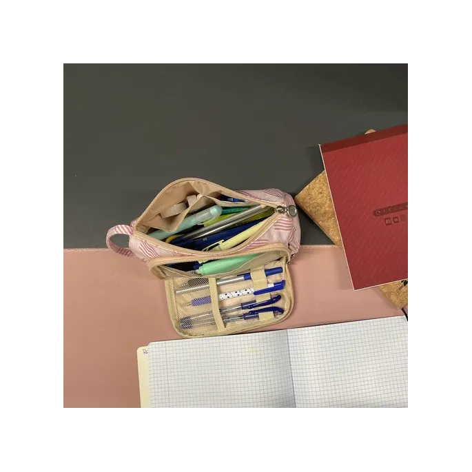 Różowa saszetka do szkoły z napisem i elementami organizera