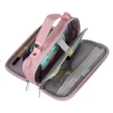 Detal dwustronnych suwaków w piórniku szkolnym