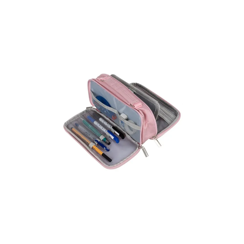 Zbliżenie na siateczkowe kieszonki wewnątrz piórnika