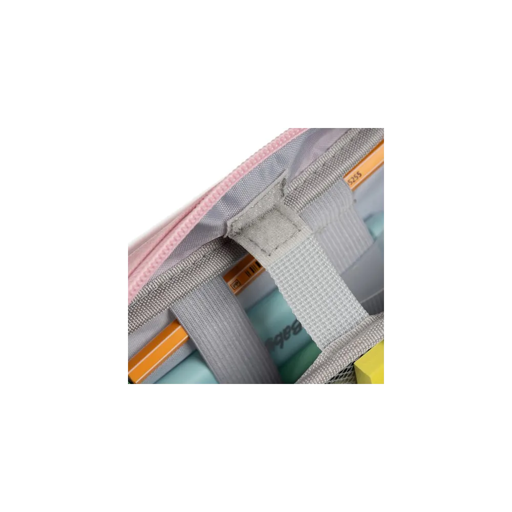 Widok na gumki i uchwyty do organizacji przyborów