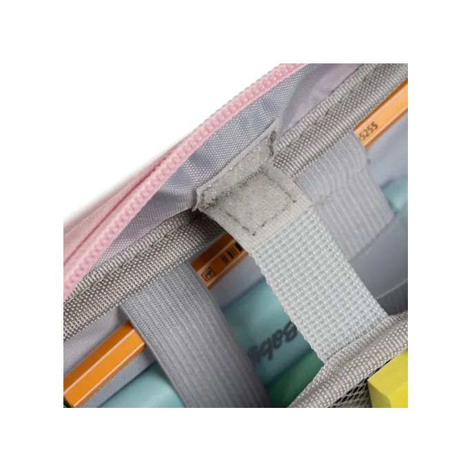 Widok na gumki i uchwyty do organizacji przyborów