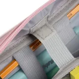 Widok na gumki i uchwyty do organizacji przyborów