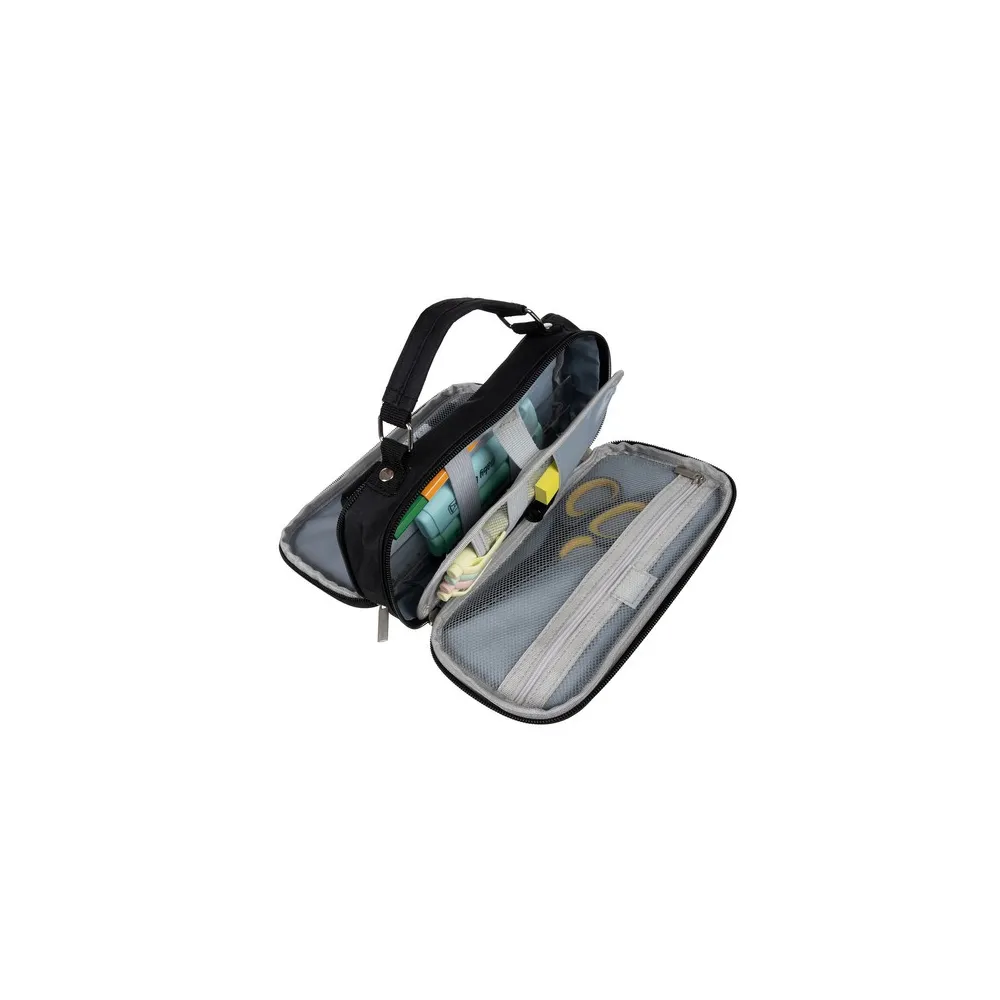 Widok zbliżony na siateczkowe kieszonki piórnika