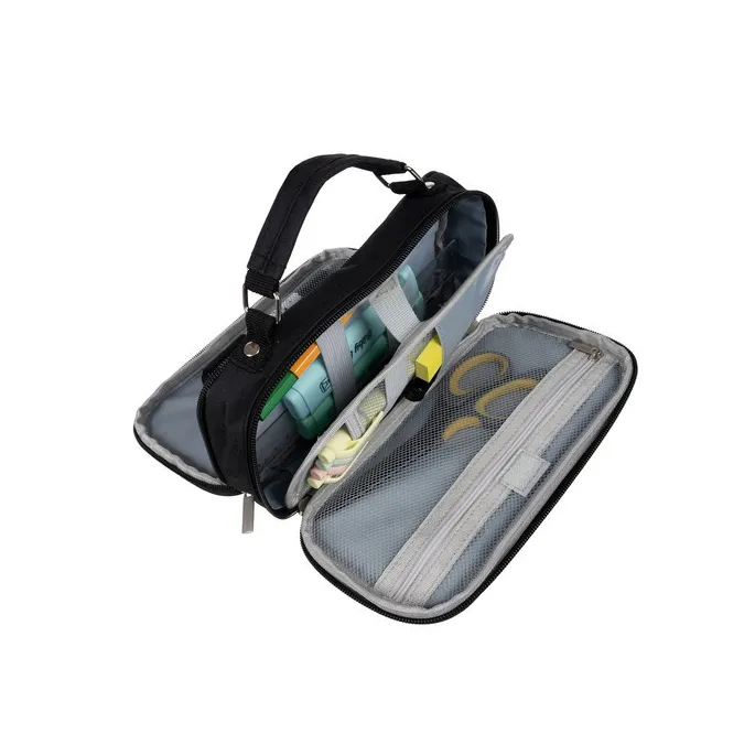 Widok zbliżony na siateczkowe kieszonki piórnika