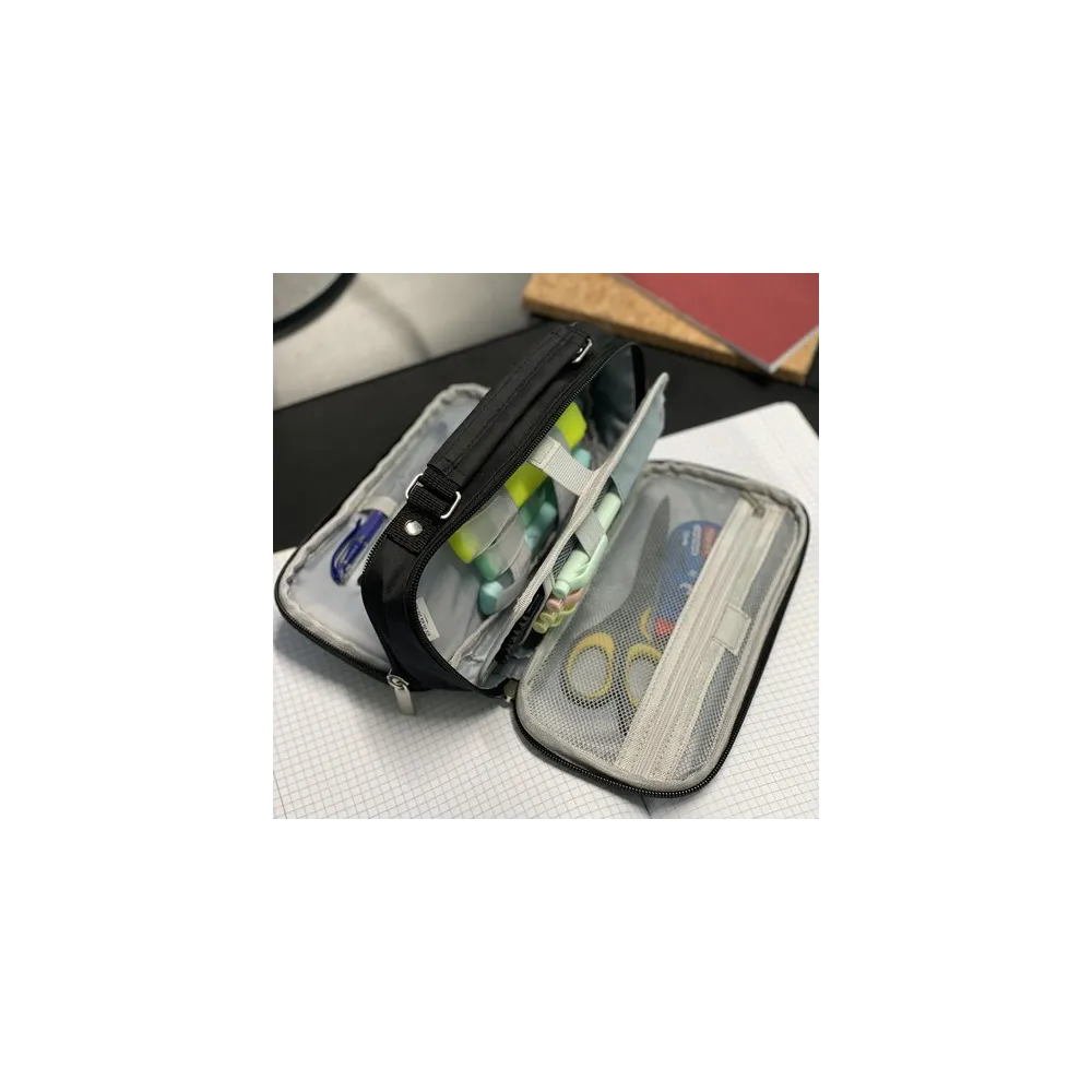 Piórnik czarny z materiału poliestrowego na płaskiej powierzchni