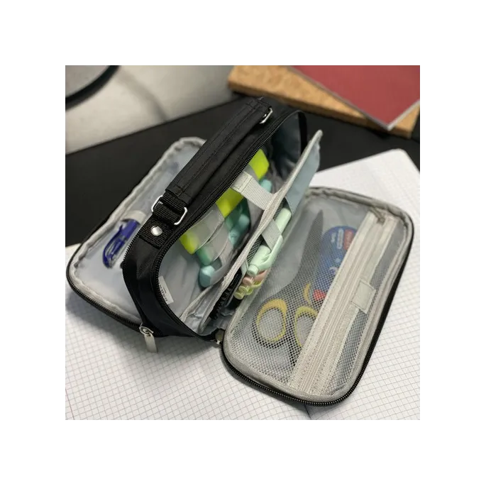 Piórnik czarny z materiału poliestrowego na płaskiej powierzchni