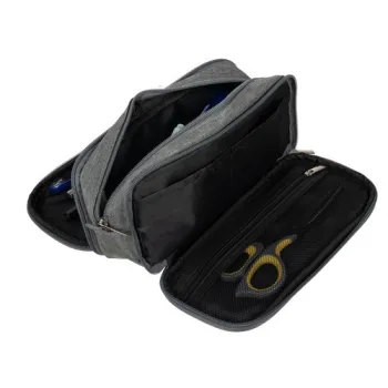 Wnętrze piórnika z materiałowymi i siateczkowymi kieszonkami