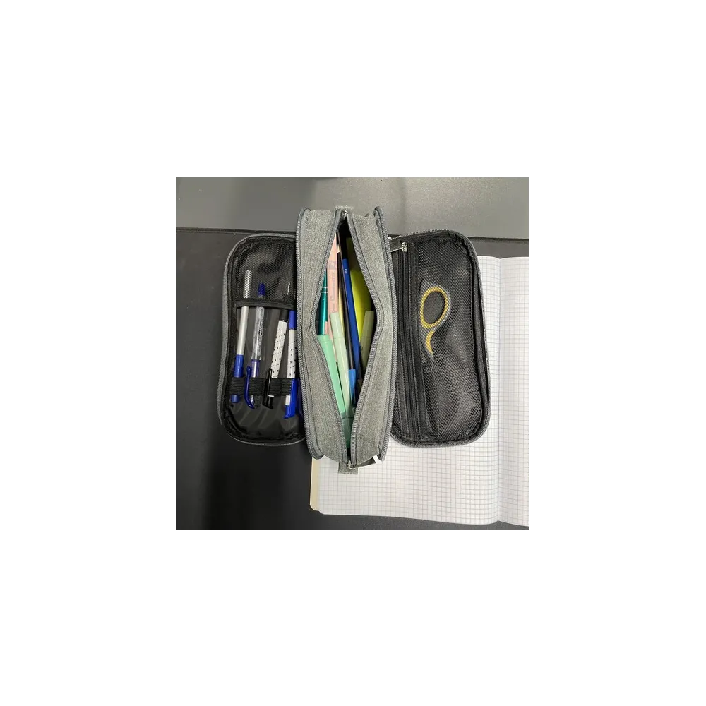 Widok piórnika jako kosmetyczki lub organizera na akcesoria