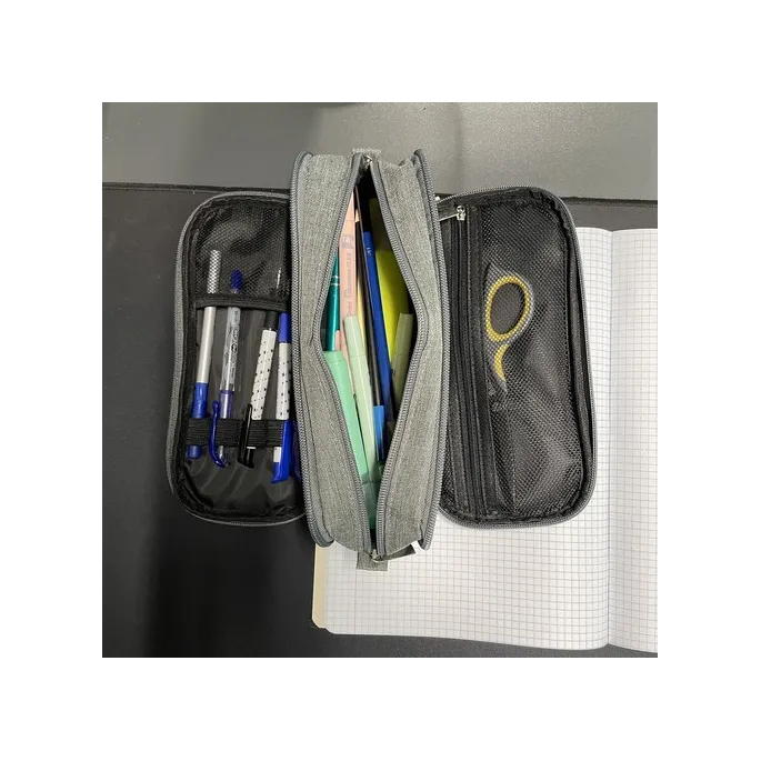 Widok piórnika jako kosmetyczki lub organizera na akcesoria