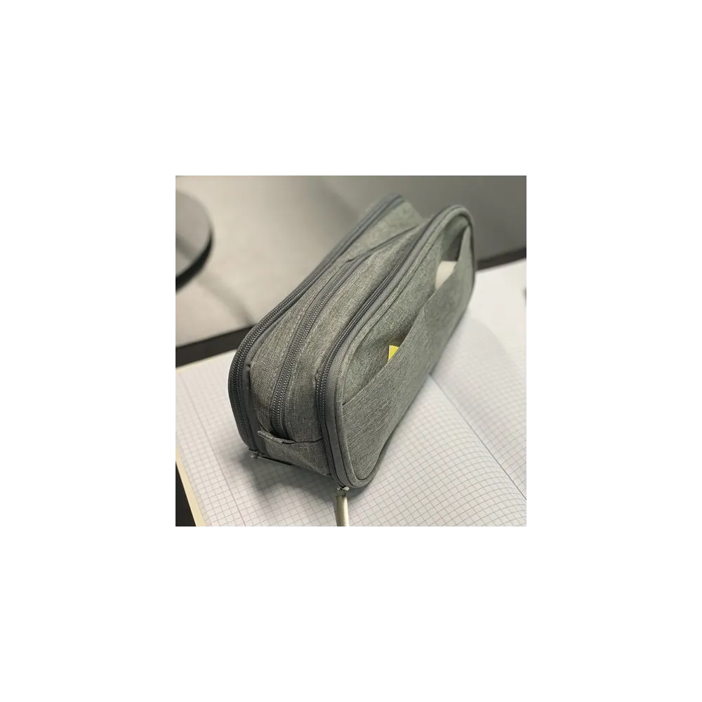 Szczegół piórnika z logo Maaleo i zamkami błyskawicznymi