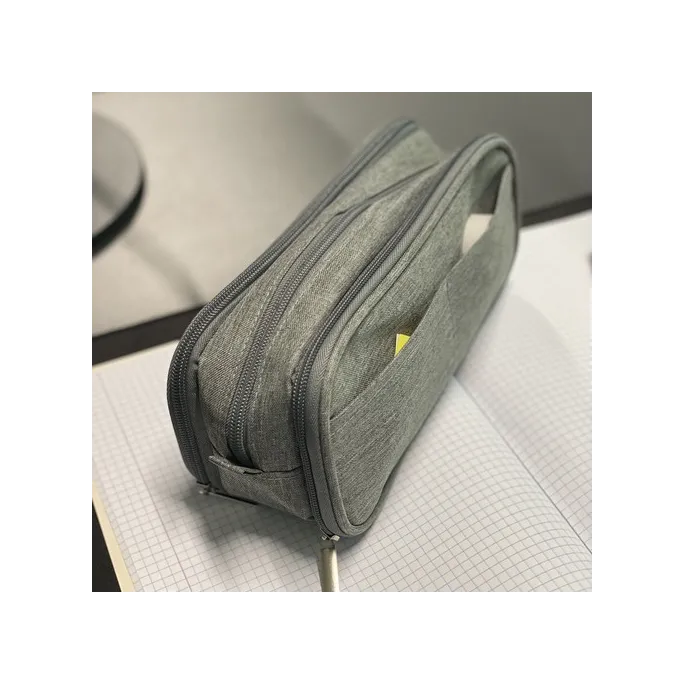 Szczegół piórnika z logo Maaleo i zamkami błyskawicznymi