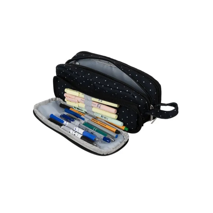 Detal materiałowej kieszonki wewnątrz czarnego piórnika