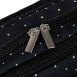 Widok piórnika rozkładanego w czarnym kolorze z białymi kropkami