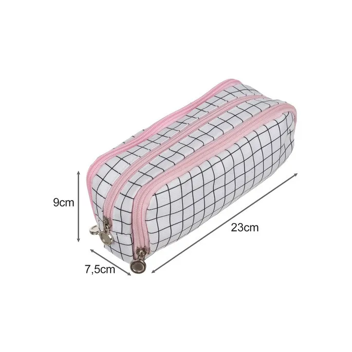 Zbliżenie na elastyczne uchwyty i kieszonki w jednej z komór piórnika