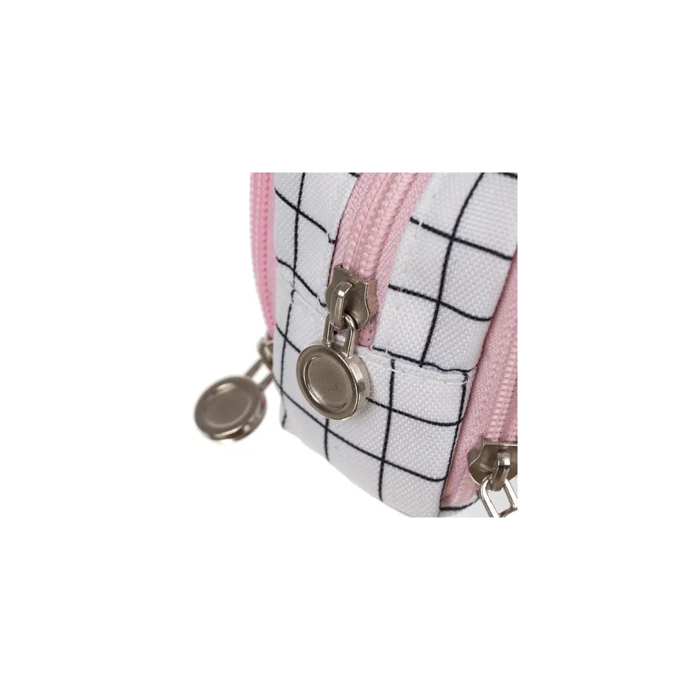 Detail wzoru w czarną kratkę na białym tle piórnika