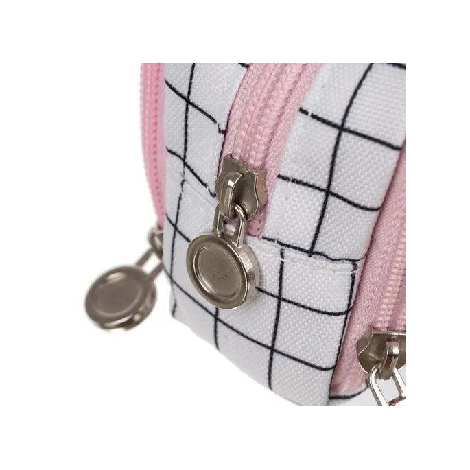 Detail wzoru w czarną kratkę na białym tle piórnika