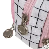 Detail wzoru w czarną kratkę na białym tle piórnika