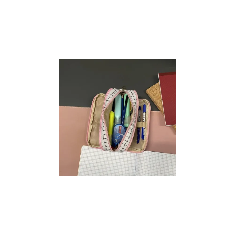 Piórnik na biurku wśród przyborów do pisania